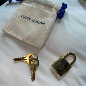 Authentic 300 🔐 with Louis Vuitton pouch